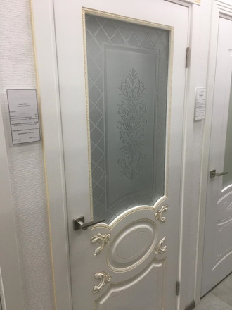 Межкомнатная дверь "Аристократ" эмаль белая с патиной капучино (стекло)