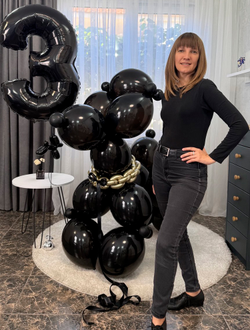 Большая собака из воздушных шаров (1.2 х 1.2 метра) с цифрой