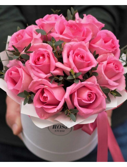11 розовых роз в шляпной коробке