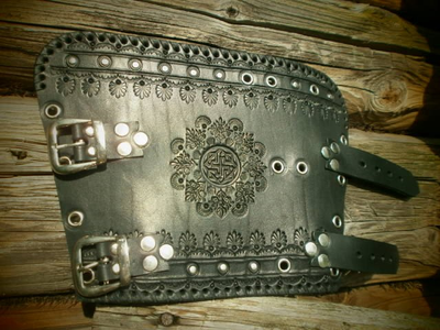 Наруч с отверстиями для самостоятельного закрепления ножа и дополнительными отверстиями для шнуровки.