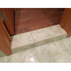 Установка керамического плинтуса на балконе