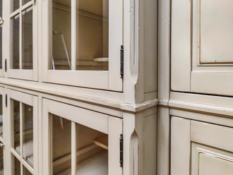 Библиотека многосекционная в классическом стиле.