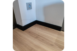 Премиальное исполнение: монтаж черного плинтуса Dollken Cubu Flex Life 80 - безупречное решение для взыскательных клиентов.