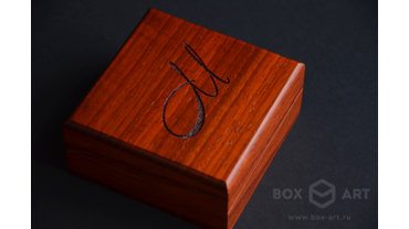 5088 Футляр для ювелирных украшений
Материал: массив красного дерева (африканский падук)
Материал ложемента: искусственный бархат