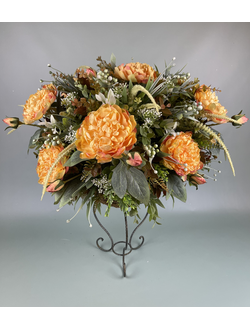 Декор для интерьера Пионовидные розы в вазе из ротанга