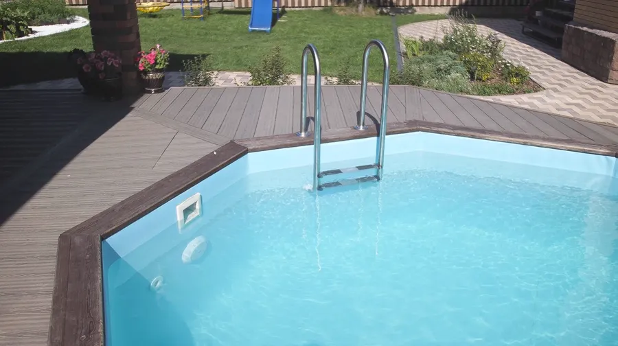 Бассейн выполнен по индивидуальным размерам заказчика. Чаша была частично погружена в землю и "обшита" деревянной террасой. В гидроизоляции и отделке бассейна была использована однотонная ПВХ пленка "Голубая".