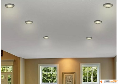 Мастер по замене светильника на натяжном потолке в квартире в Москве ИВАНМАСТЕР