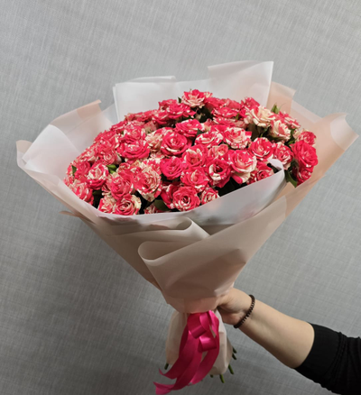 Классический букет из 9 розовых кустовых роз