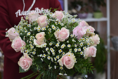 Букет из розовых роз и ромашек