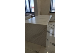 Кухня белый глянец с антресолью и островом