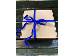 2 штуки - Подарочная коробка с наполнителем КРАФТ и синей лентой (32x32x12 см)