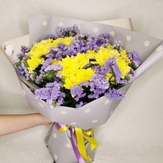 Букет желтых хризантем и лимониума