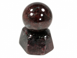 Редкость! Шар Гранат Альмандин с несколькими звездами астеризма на подставке из граната, Россия, Карелия (шар 41 мм, вес с подставкой 309 г) №37909