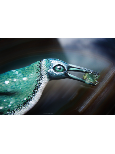 Брошь с изумрудом &quot;Заполярный пингвин Альраи, ледяная птица&quot;