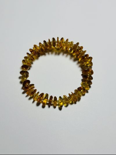 Браслет на пружине одинарный из обработанного янтаря