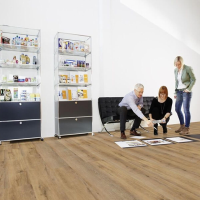 Виниловый пол Wineo 400 Wood XL Liberation Oak Timeless MLD00128 в интерьере офиса