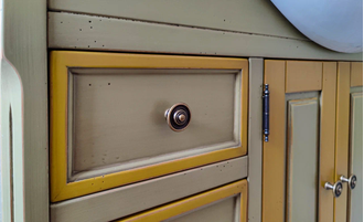 Тумба под накладную раковину на резных ножках.