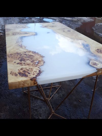 столешница с белой рекой из горного тополя