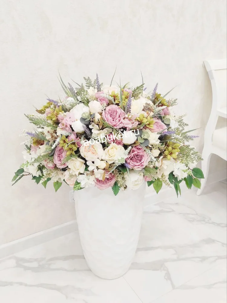 28. Искусственные цветы в интерьере, композиция из искусственных цветов в высокой вазе