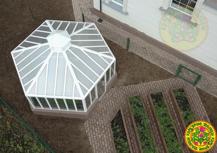 Теплица по индивидуальному заказу, выполнена из закаленного стекла и алюминия. В скатах использован сотовый поликарбонат толщиной 20мм.