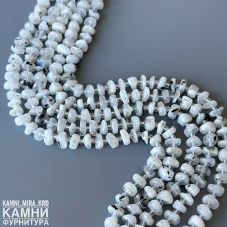 Лунный камень с иризацией чипсы 6-8х3-4 мм, цена за нить 19 см
