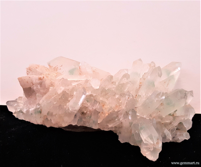 Горный хрусталь (разн. кварца)  с фантомами, фуксит. Мадагаскар. 93*49*36мм.