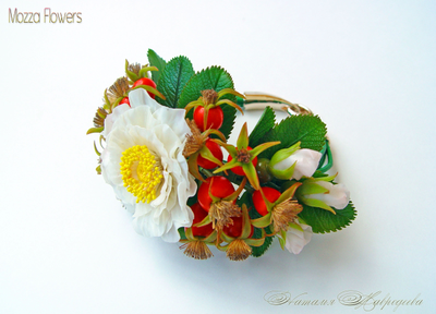 Браслет с белым шиповником. Цветы из полимерной глины.