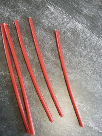 Красная часовая свеча