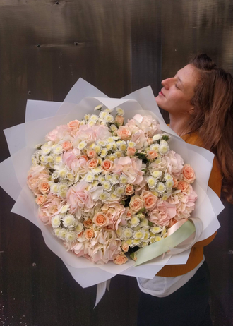 Необычный букет цветов из розовых гортензий, персиковой кустовой розы и сталиона