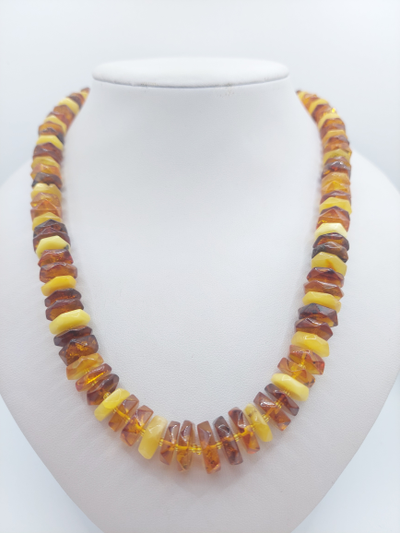 Бусы камнерезные шестигранники из янтаря