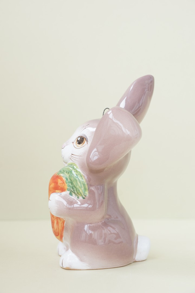 Заяц c морковкой