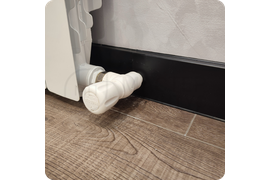 Современный подход: монтаж черного плинтуса Dollken Cubu Flex Life 80 для создания актуального интерьера.