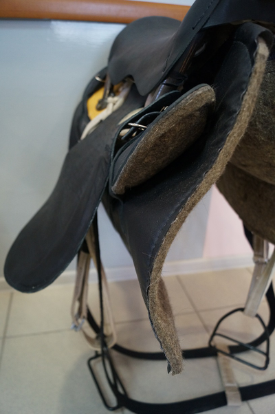 Седло кавалерийское (без узды)