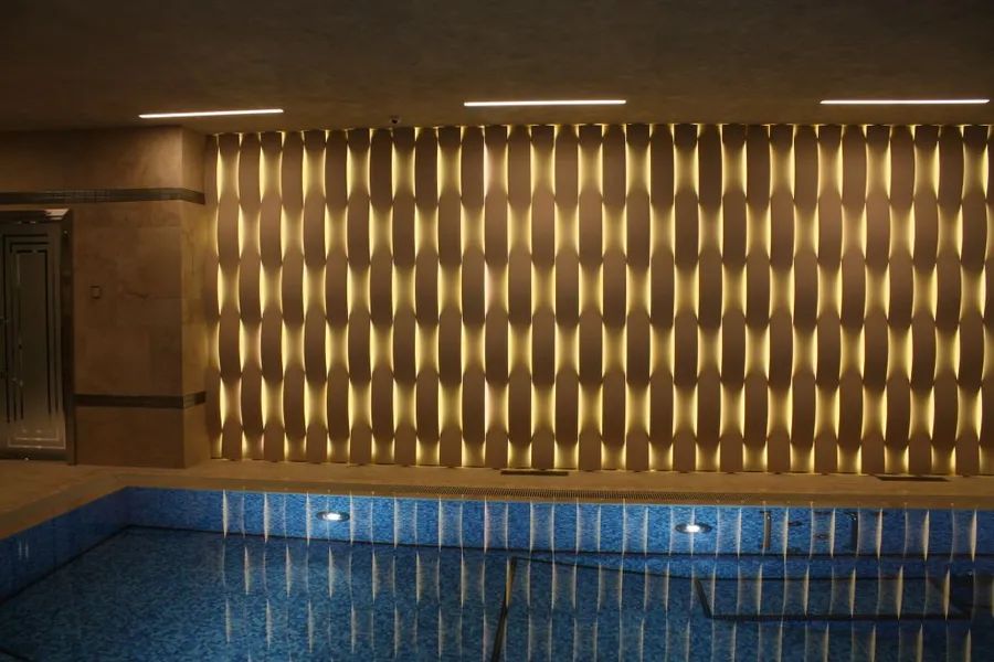 Использовались особые гидрофобизированные панели и влагозащищенная светодиодная лента,  предназначенных специально для влажных помещений.