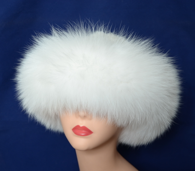 шапка вязаная с меховой отделкой из песца