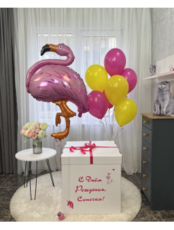 Коробка-сюрприз белая с 7 шарами внутри и фламинго рядом