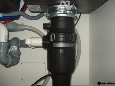 Измельчитель пищевых отходов Bone Crusher BC 910 Slim LIne +комплект труб