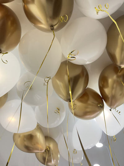 Шары золотой и белый 20 штук под потолок