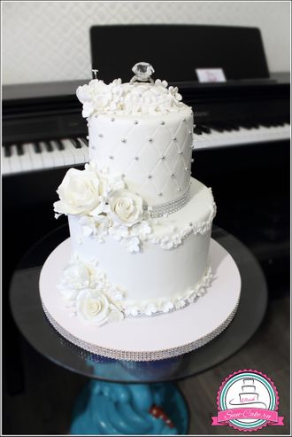 Торт свадебный с большим кольцом и белыми розами
