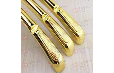 AM101 Вешалка-плечики пластиковая для одежды цвет: золото L= 440 мм