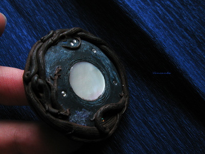 Брошь с луной - "Лунная соната" со стразами Сваровски и винтажным перламутром