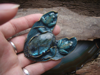 "Хранители озера Сбывающихся Грёз", коллекционная брошь с лабрадоритом и лягушками