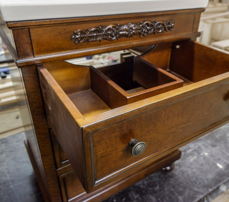 Тумба под раковину с тремя выдвижными ящиками.