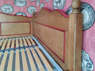 Кровать, в виде софы на резных ножках.