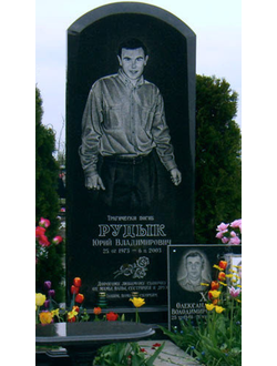 Фото вертикального бюджетного памятника на могилу с объемными гранями в СПб