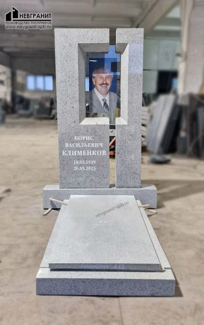 Памятник мужчине со стеклом  на могилу- 711