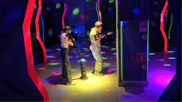 Вот вы в игре! Перемещаетесь по игровой арене короткими перебежками на пути к достижению цели, а по пути выскакивает ваш аппонент и попадает по вашим сенсорам. С этой секунды вы в игре с головой! Пошла жара!