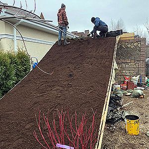 Субстрат для кровельного озеленения уложен Наклонная крыша засыпана субстратом для кровельного озеленения, под ним георешетка и дренаж