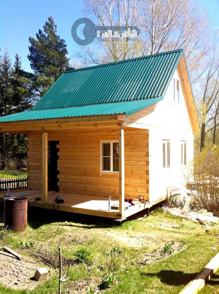 Небольшой дачный домик из бруса