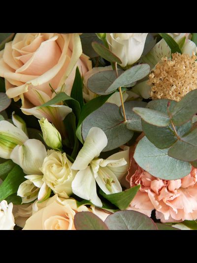 Кремовый букет с эвкалиптом